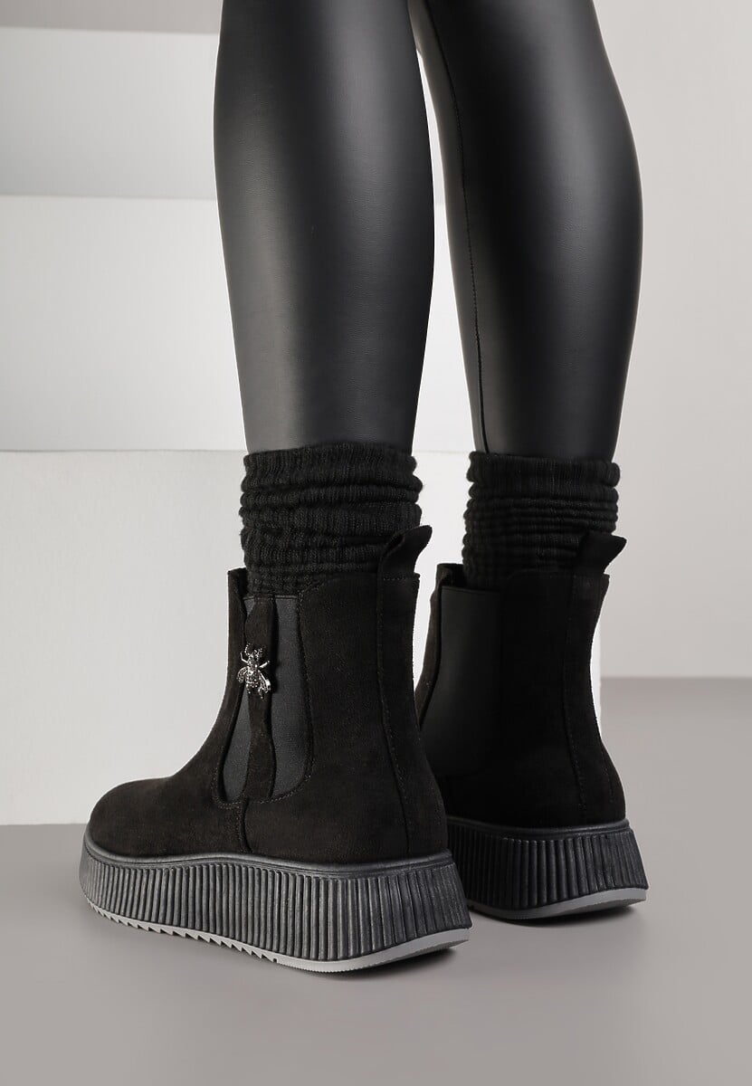 Czarne Botki Typu Sztyblety na Tłoczonej Platformie Zdobione Metalową Aplikacją Allecia