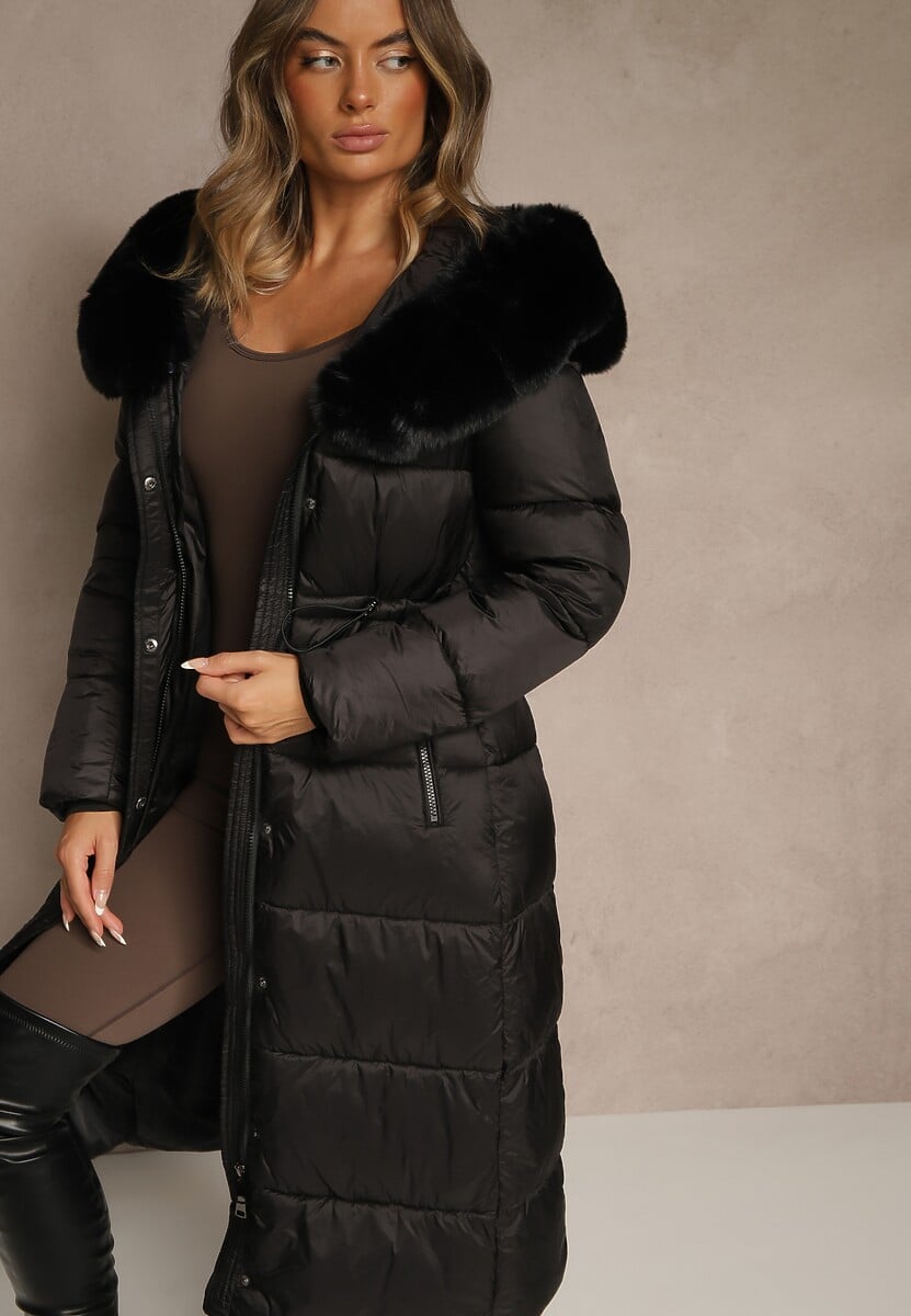 Czarna Puchowa Kurtka Pikowana o Długim Kroju z Kapturem z Futerkiem Bavea