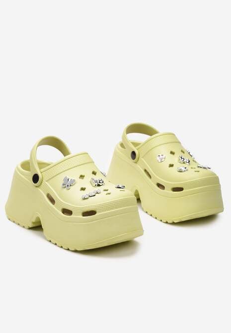 Żółte Piankowe Klapki na Platformie z Paskiem na Piętę i Metalicznymi Ozdobami Whisella