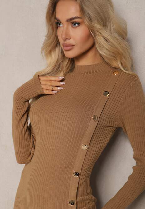 Ciemnobeżowa Prążkowana  Sukienka Sweterkowa z Półgolfem ze Złotymi Guzikami Viattia
