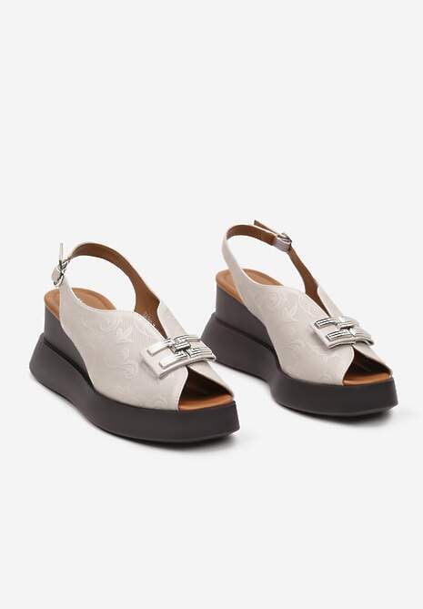 Beżowe Sandały na Koturnie Peep Toe Ozdobione Biżuteryjną Klamrą Piolina