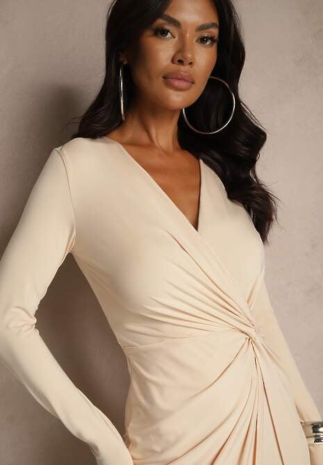 Jasnobeżowa Taliowana Sukienka z Dodatkiem Wiskozy Ozdobiona Marszczeniami Heriova