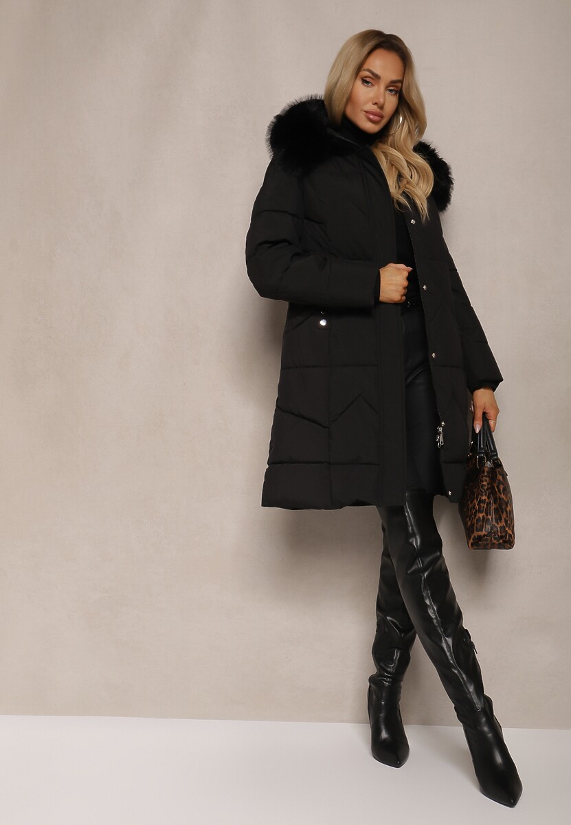 Czarna Taliowana Kurtka z Pikowanymi Przeszyciami i Kapturem z Futerkiem Tintelira