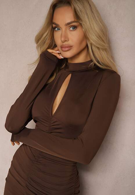 Brązowa Sukienka o Dopasowanym Fasonie z Wycięciem przy Dekolcie Zailaura