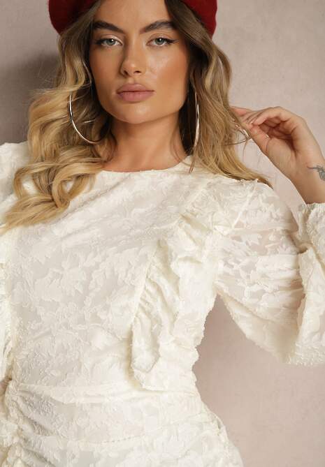 Jasnobeżowa Marszczona Sukienka z Koronki Zdobiona Falbanami i Półtransparentnymi Rękawami Ziatha