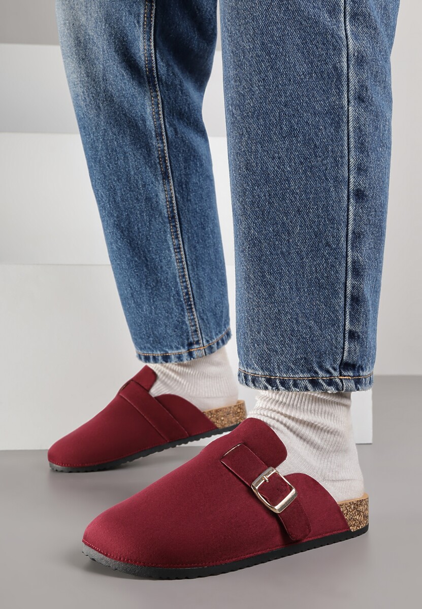 Bordowe Klapki Ozdobione Klamrą na Pasku Zelevelis