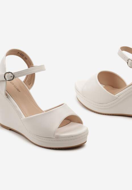 Białe Casualowe Sandały na Koturnie z Zapięciem na Sprzączkę Cavenna