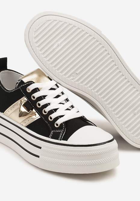 Czarne Trampki na Platformie Ozdobione Metaliczną Aplikacją Telanoreta