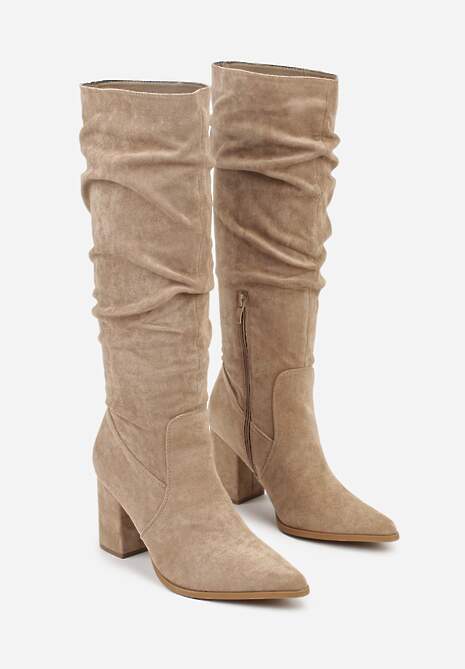 Ciemnobeżowe Kozaki na Słupku z Marszczoną Cholewką z Imitacji Zamszu Razialla