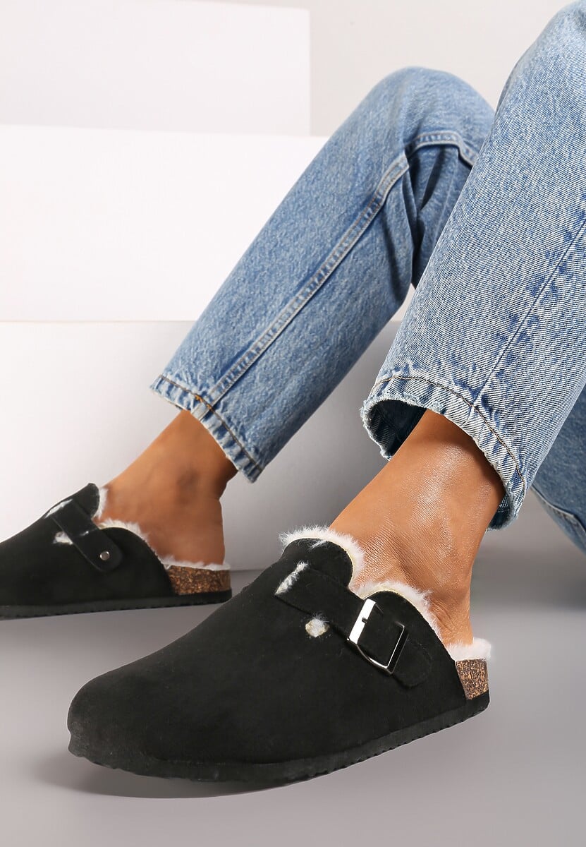 Czarne Kapcie z Imitacji Zamszu na Korkowej Podeszwie z Ozdobną Klamrą Riaseth
