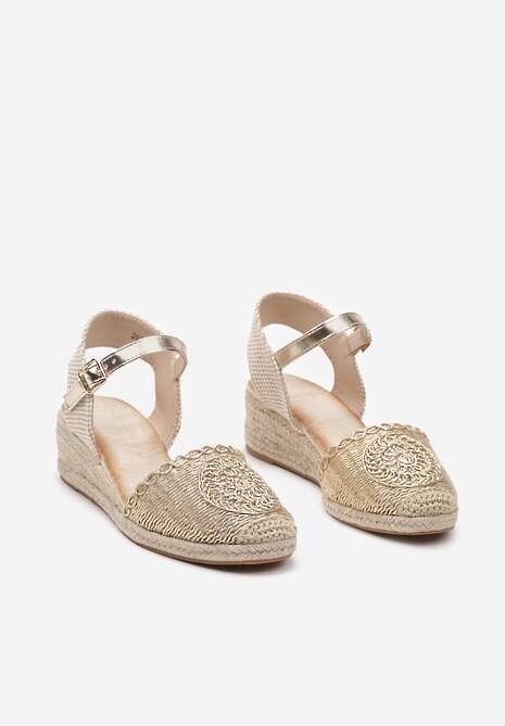 Złote Sandały na Koturnie Ozdobione Plecionką z Juty z Zapięciem przy Kostce Tesamara