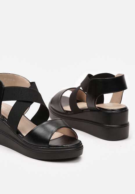 Czarne Wsuwane Sandały z Imitacji Skóry na Koturnie z Elastycznymi Paskami Trigia