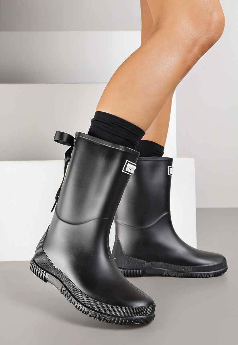 Czarne Kalosze Ozdobione Wiązaniem Pinelle