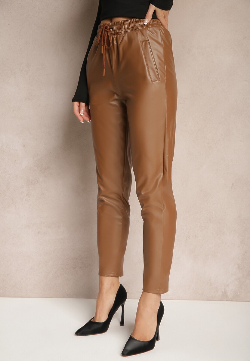 Brązowe Spodnie High Waist z Ekoskóry w Gumką w Talii Esaleira