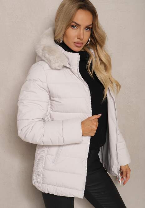 Biała Taliowana Kurtka z Pikowanymi Przeszyciami z Kapturem z Futerkiem Loretina