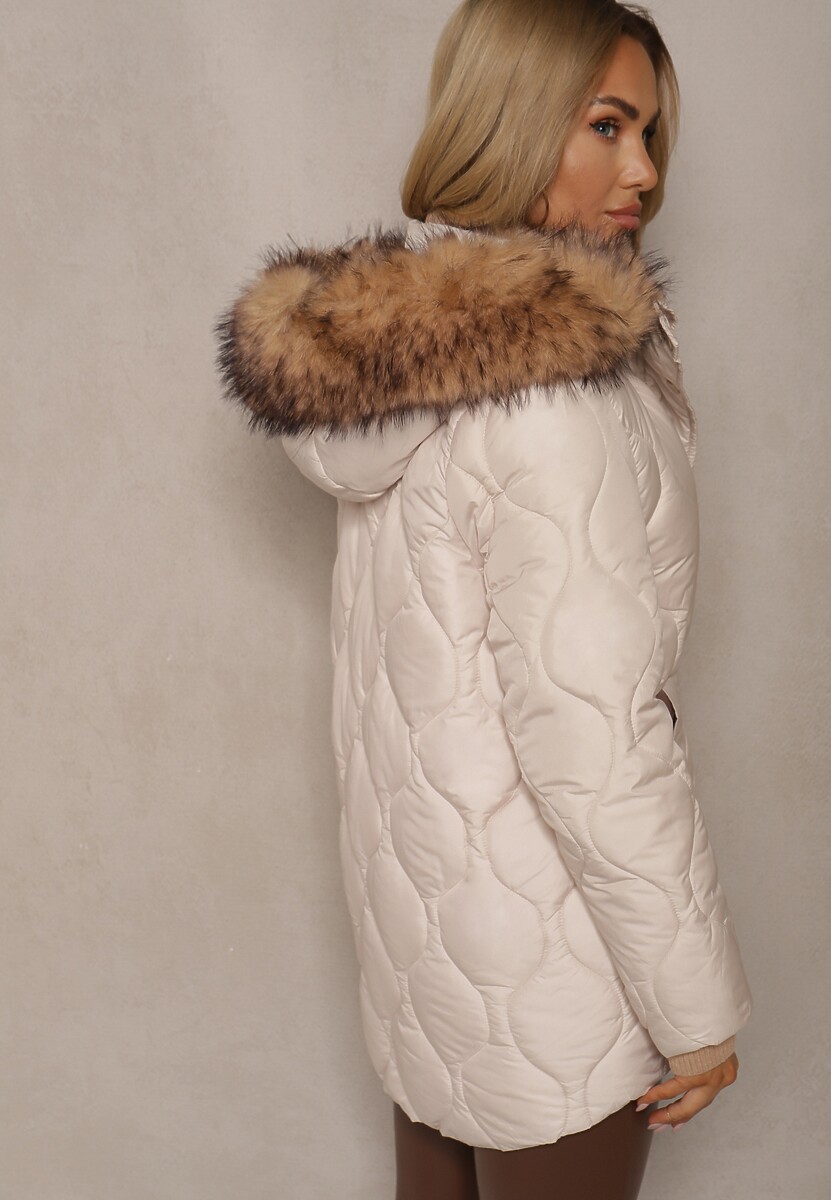 Beżowa Pudełkowa Kurtka z Pikowanymi Przeszyciami i Odpinanym Kapturem z Futrem Liliarna