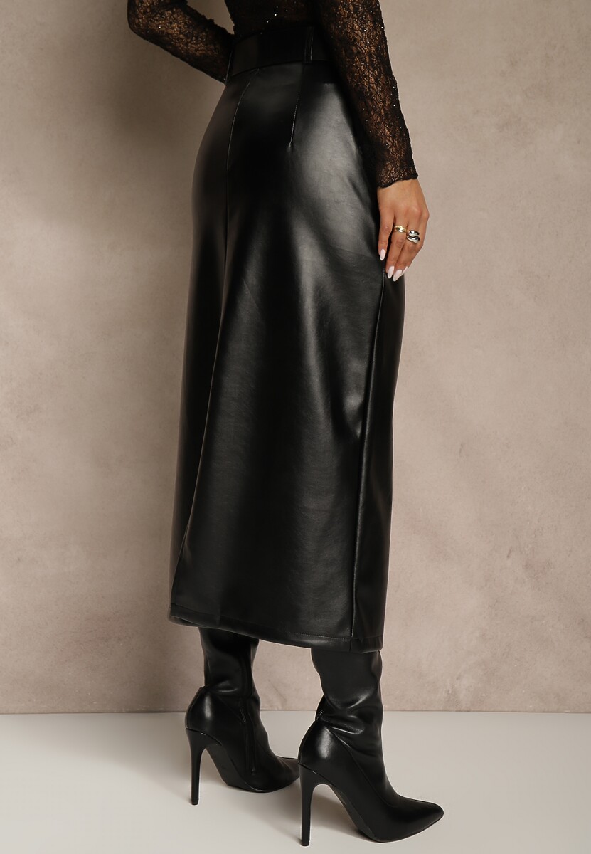 Czarna Ołówkowa Spódnica z Imitacji Skóry z Paskiem z Wyrazistą Klamrą Rewedana