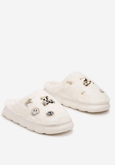 Białe Kapcie na Płaskiej Podeszwie z Metalicznymi Aplikacjami i Futerkiem Nirissa