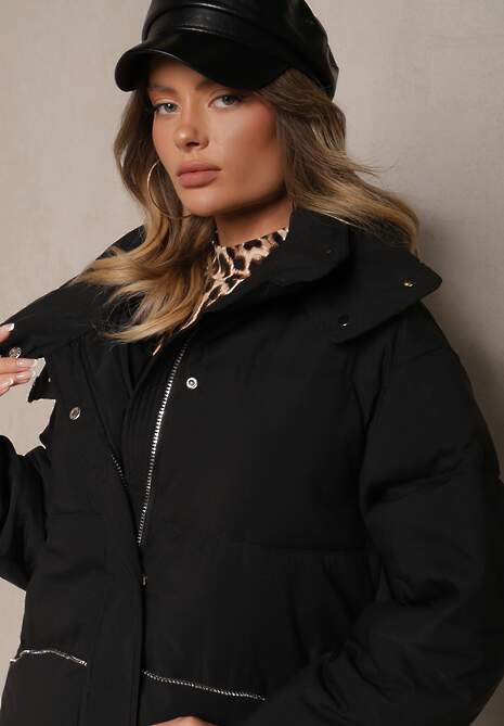Czarna Kurtka Oversize z Pikowanymi Przeszyciami Kapturem Kieszeniami i Cyrkoniami Etairea