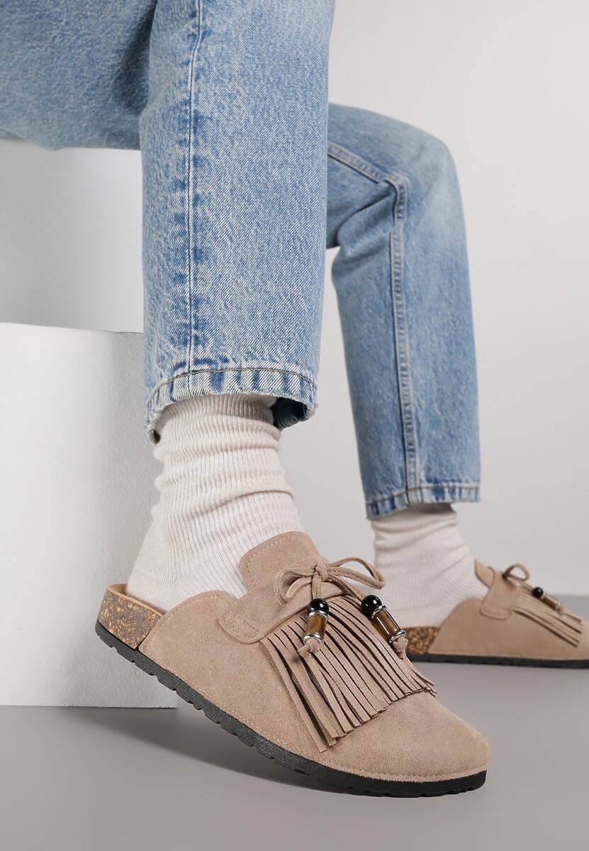 Ciemnobeżowe Boho Klapki Mule z Imitacji Zamszu z Frędzlami i Koralikami Elwedila