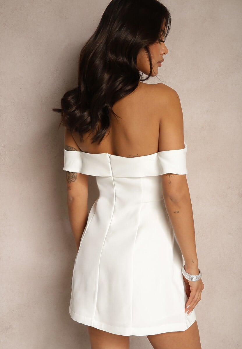 Biała Koktajlowa Sukienka Bandeau z Zakładką Przy Dekolcie Milzemis
