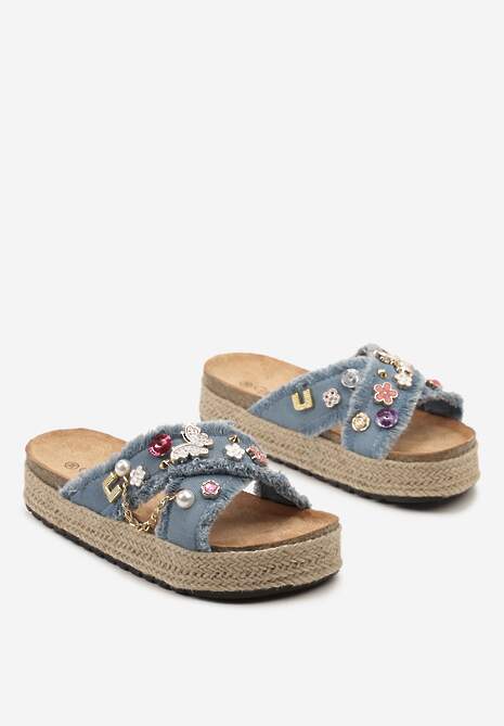 Jasnoniebieskie Klapki na Niskiej Platformie z Plecionki Bogato Zdobione Perłami i Cyrkoniami Ralara