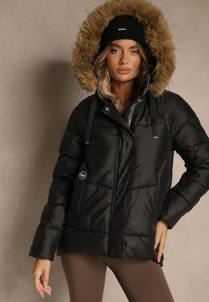 Czarna Trapezowa Kurtka z Pikowanymi Przeszyciami i Kapturem z Futerkiem Lanittia