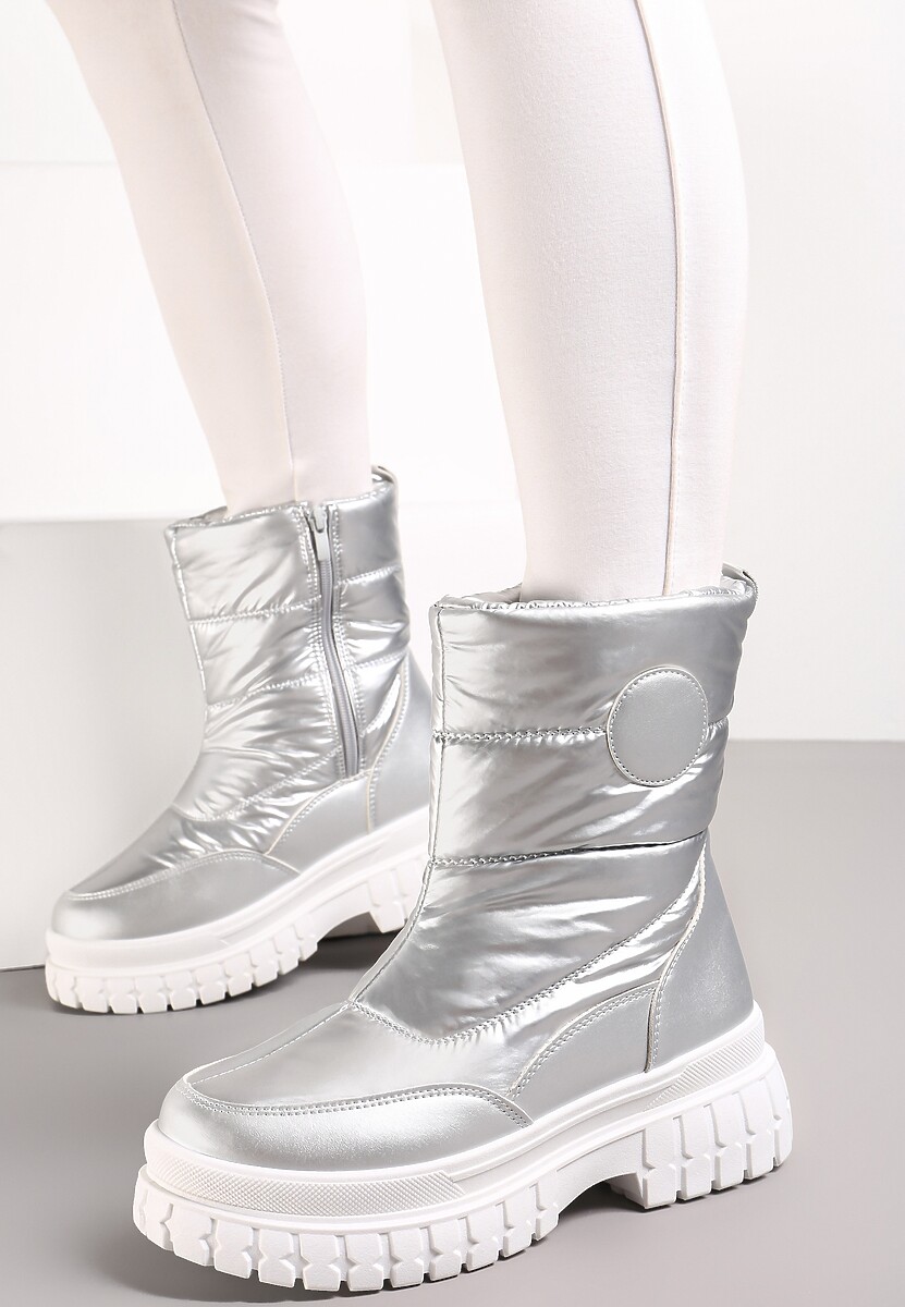 Srebrne Pikowane Śniegowce za Kostkę z Metalicznym Połyskiem i Naszywką Kinicro