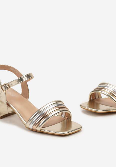 Złote Sandały na Słupku z Ozdobnymi Paskami i Sprzączką Windalyn