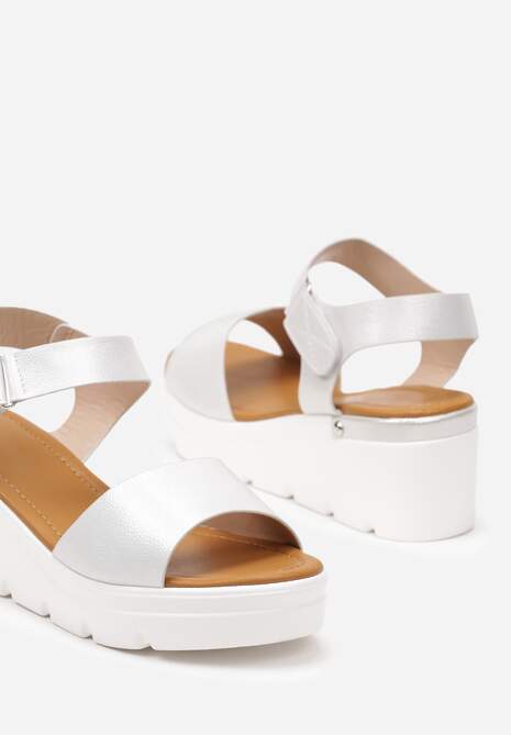 Srebrne Sandały na Koturnie z Bieżnikiem i Lekko Metalicznymi Paseczkami Arpiea
