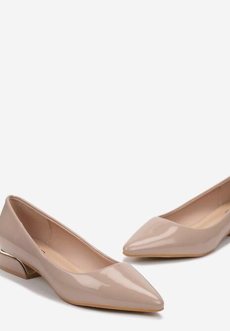 Beżowe Lakierowane Wsuwane Czółenka na Płaskim Obcasie z Noskiem w Szpic Sakane