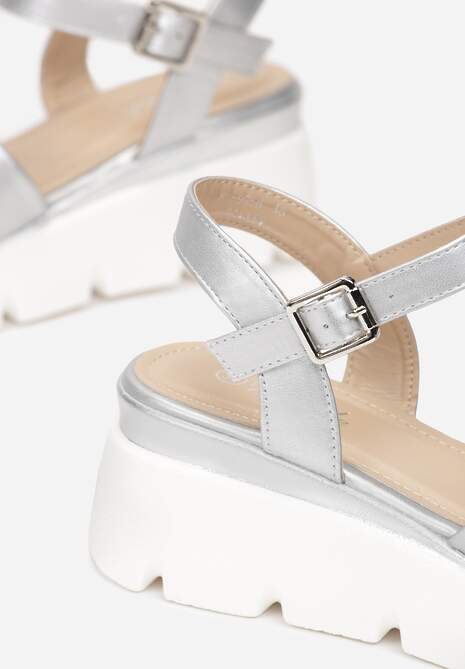 Srebrne Sandały na Niewysokim Koturnie ze Sprzączką Malava
