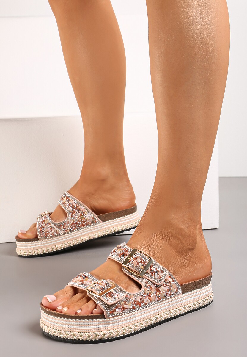 Srebrne Klapki na Niskiej Platformie z Kamyczkami i Cyrkoniami oraz Sprzączkami Effonata