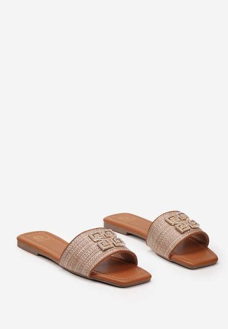 Brązowe Klapki z Płaską Podeszwą i Geometryczną Biżuteryjną Klamrą Naruma