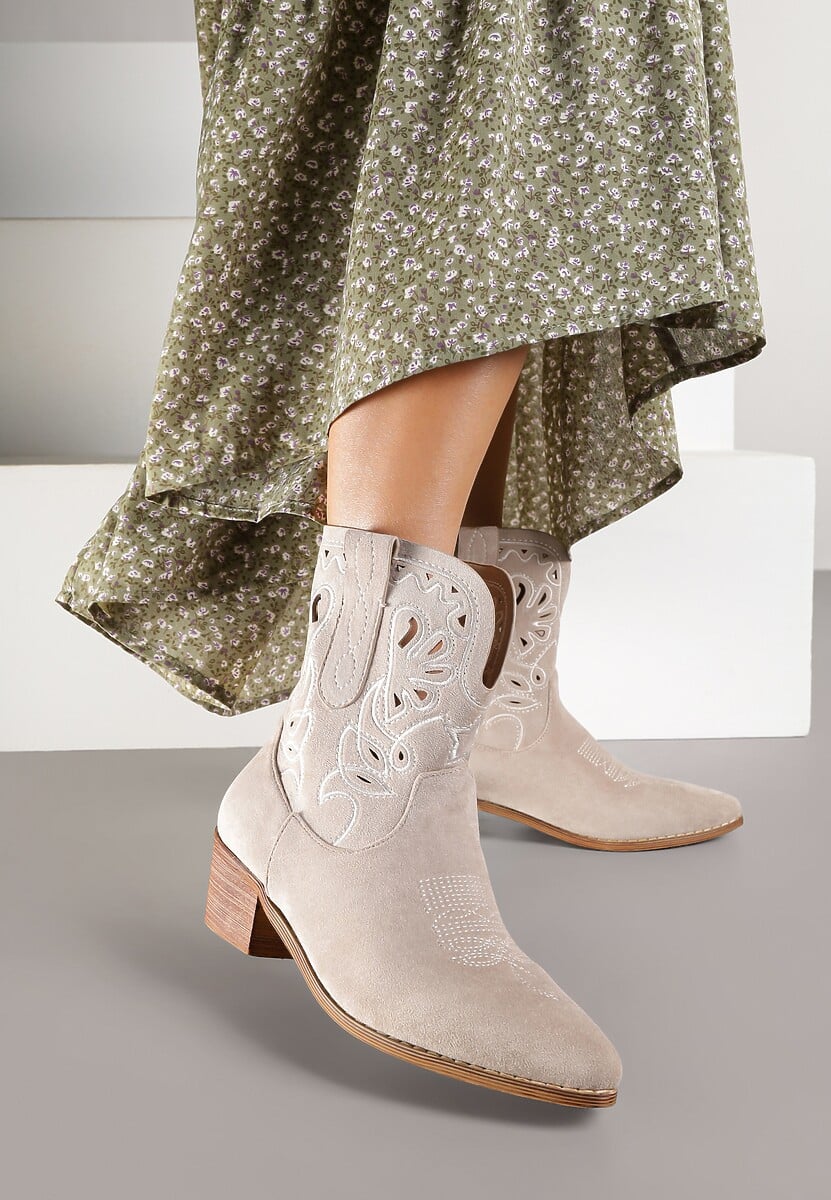 Jasnobeżowe Botki Kowbojki Vices na Słupku Ozdobione Haftem Nelithen