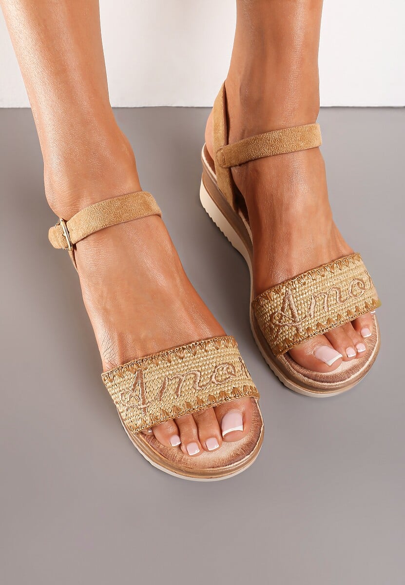 Brązowe Casualowe Sandały na Koturnie z Napisem i Ozdobną Plecionką Moonhara