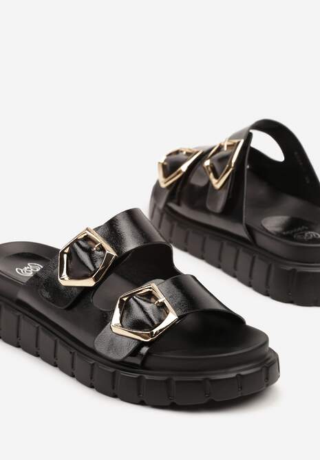 Czarne Klapki na Tłoczonej Podeszwie z Ozdobnymi Klamrami Nilariela