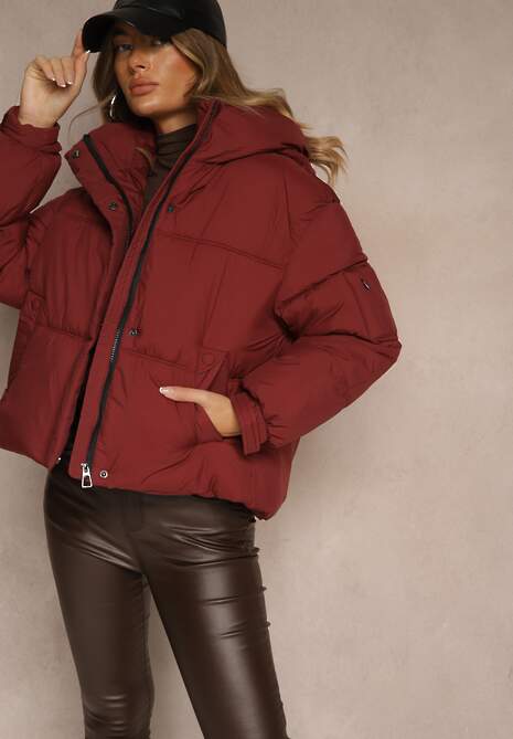 Bordowa Kurtka Puffer z Pikowaniem Kapturem i Kieszonką przy Rękawie Galeida