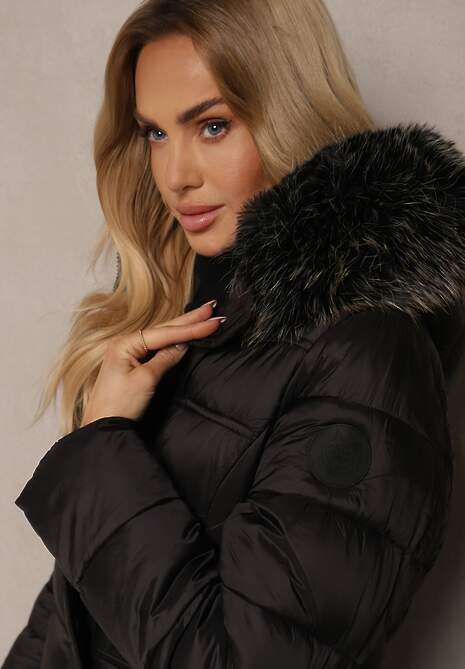 Czarna Długa Kurtka Zimowa z Pikowanymi Przeszyciami i Odpinanym Kapturem z Futerkiem Tinnelia