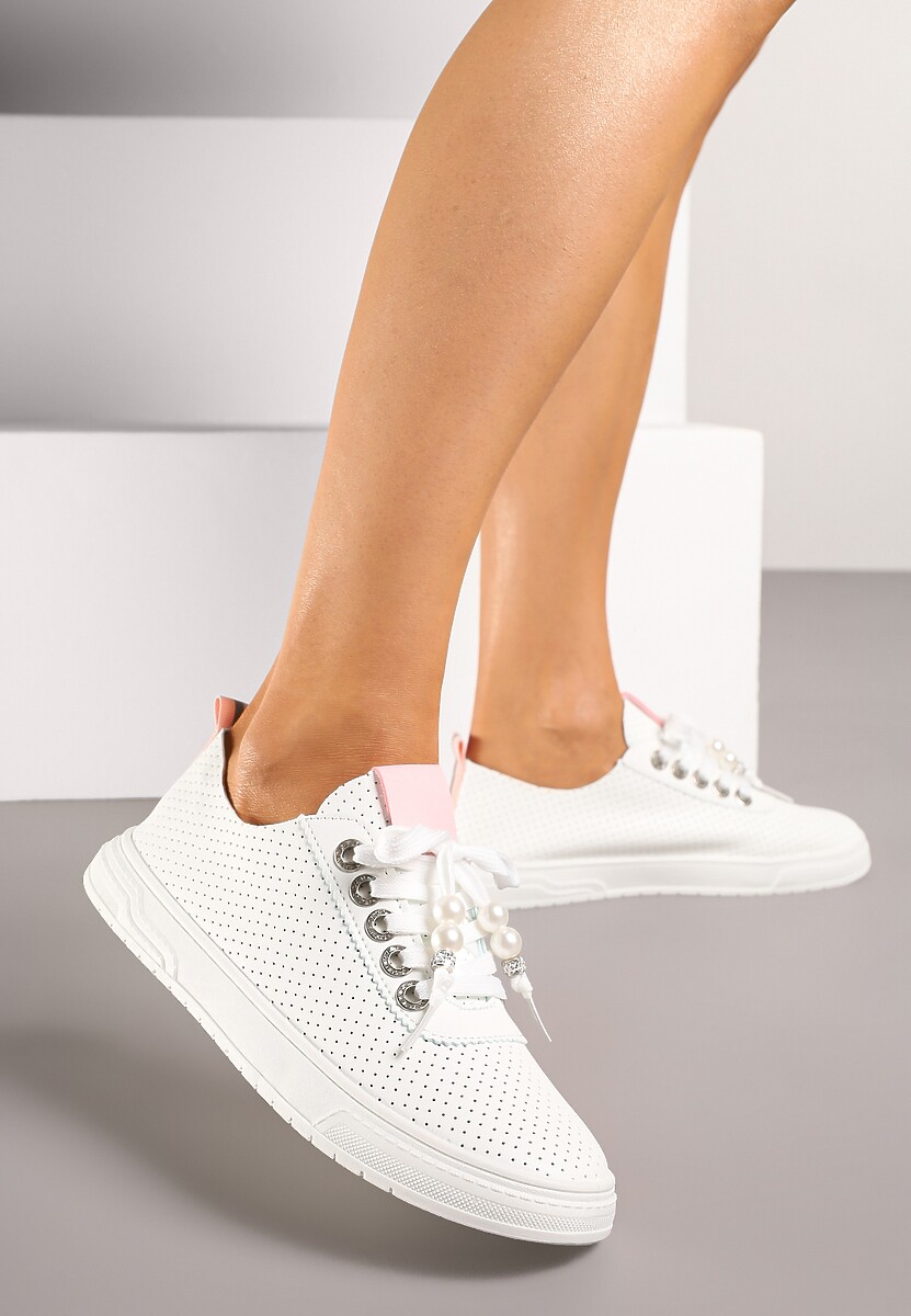 Białe Tenisówki Zdobione Perforacją i Aplikacjami z Cyrkonii i Pereł Pasurelia