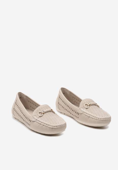 Beżowe Mokasyny Ażurowe z Metalową Aplikacją Carpasia
