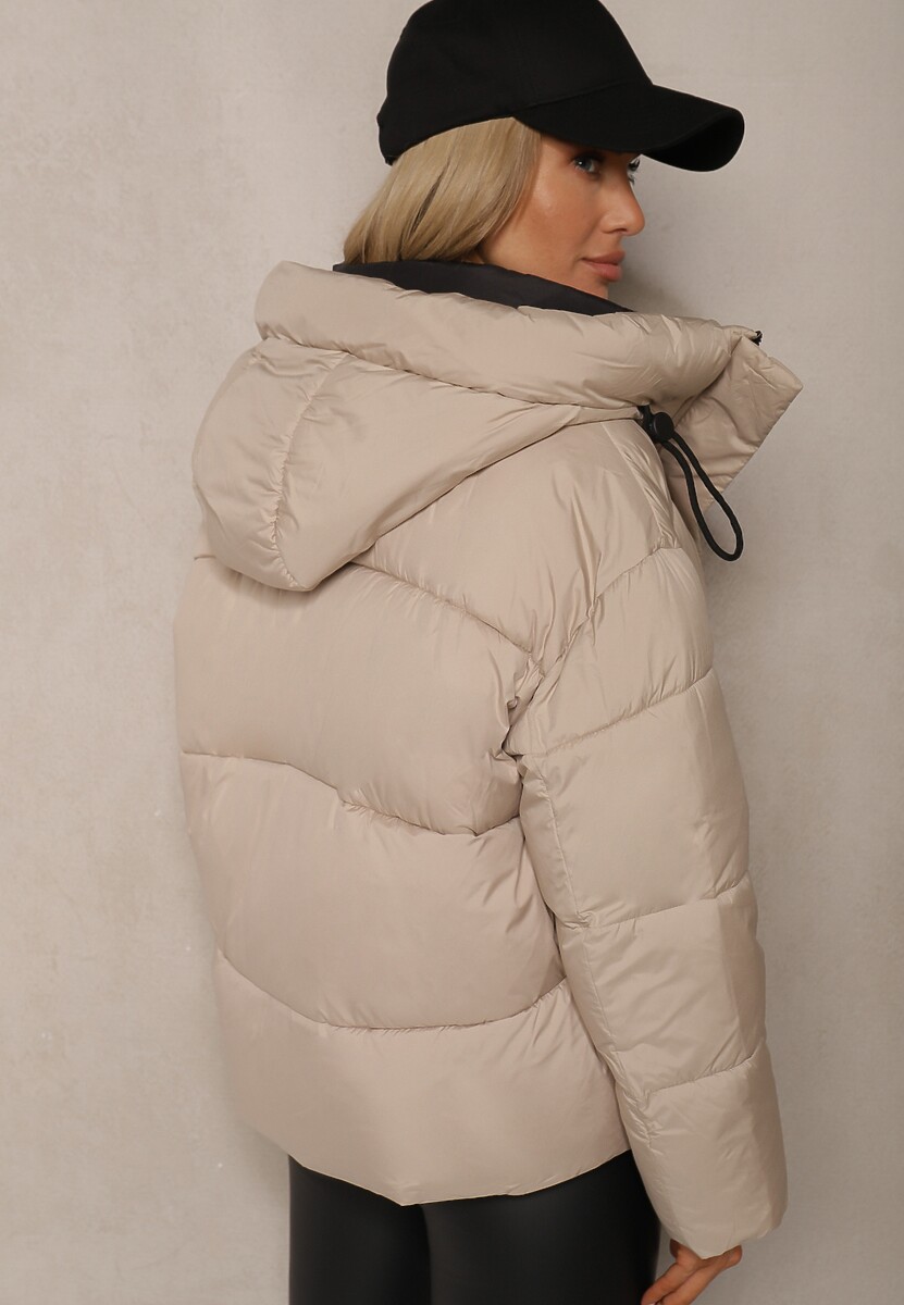 Beżowa Pudełkowa Kurtka z Pikowanymi Przeszyciami i Kapturem Zdobiona Ściągaczami Hedilea