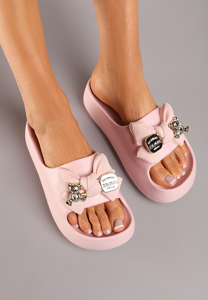 Różowe Klapki z Pianki Ozdobione Aplikacjami o Metalowym Wykończeniu Herefia