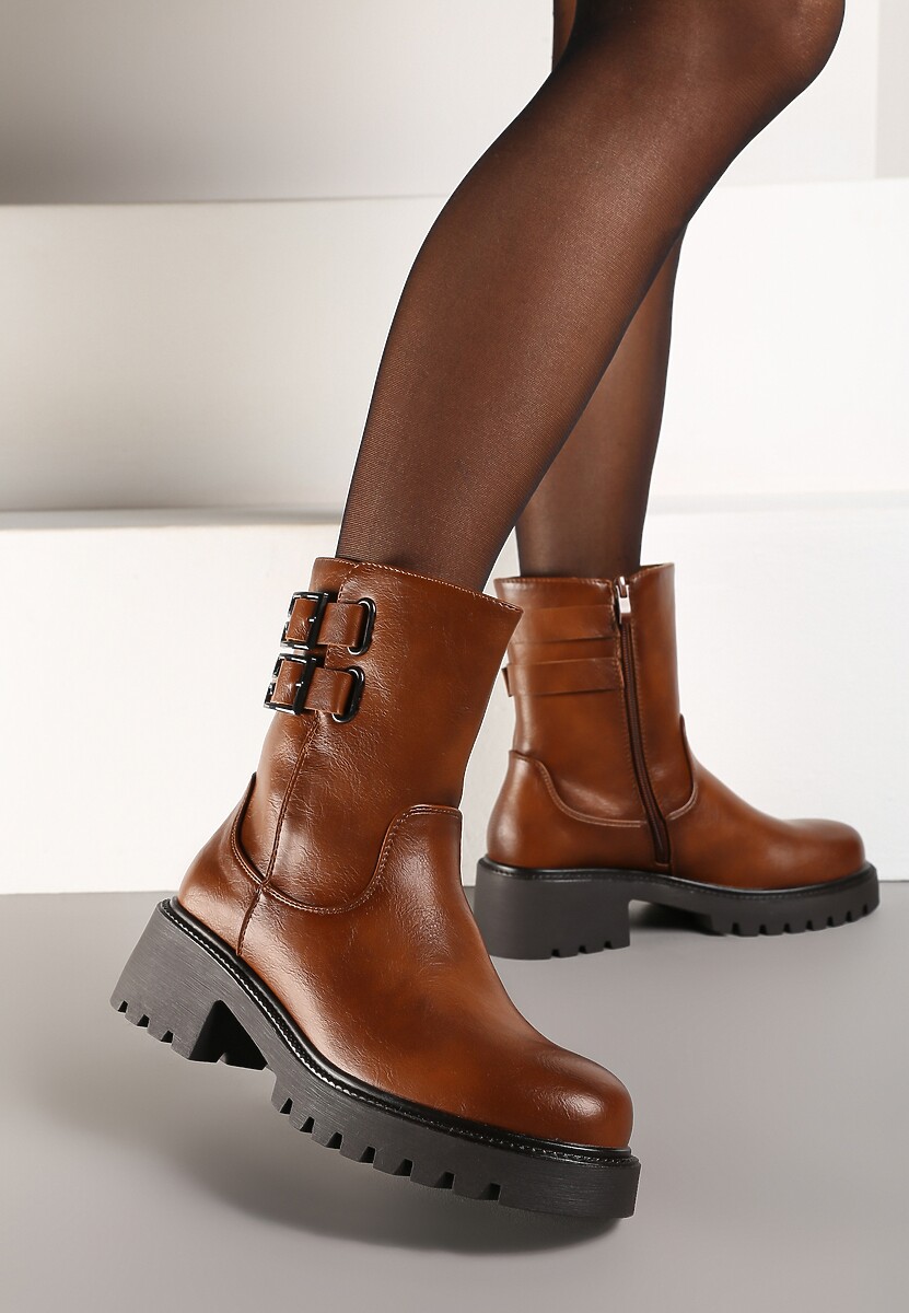 Brązowe Botki na Podeszwie z Tłoczeniami Zdobione Sprzączkami Senalina