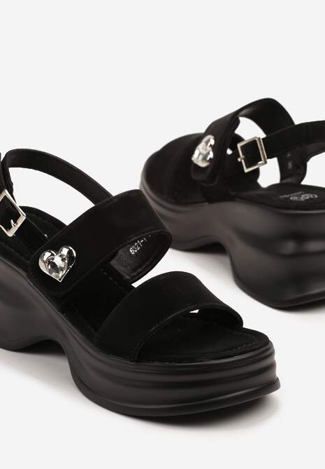 Czarne Sandały na Koturnie Zdobione Aplikacją z Serduszkiem Sanalle