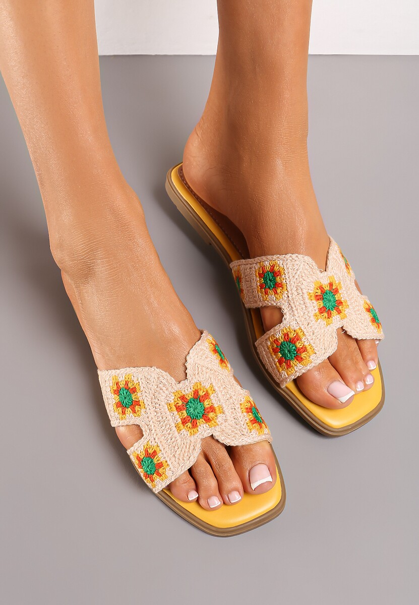 Białe Klapki Ozdobione Haftowanymi Kwiatami Reviala