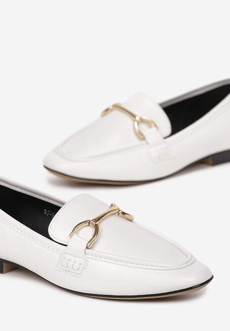 Białe Klasyczne Mokasyny z Kwadratowym Noskiem na Płaskim Obcasie Ozdobione Klamrą Aldreda