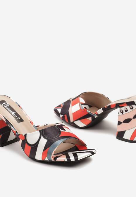 Czarno-Białe Klapki na Słupku z Satynowego Materiału Ozdobione Abstrakcyjnym Printem Dimarae