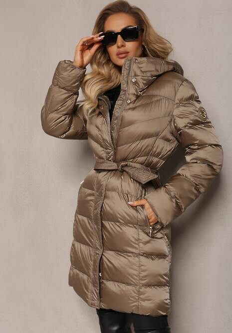 Ciemnobeżowa Kurtka z Klasycznym Pikowaniem i Wiązanym Paskiem Aldomisia