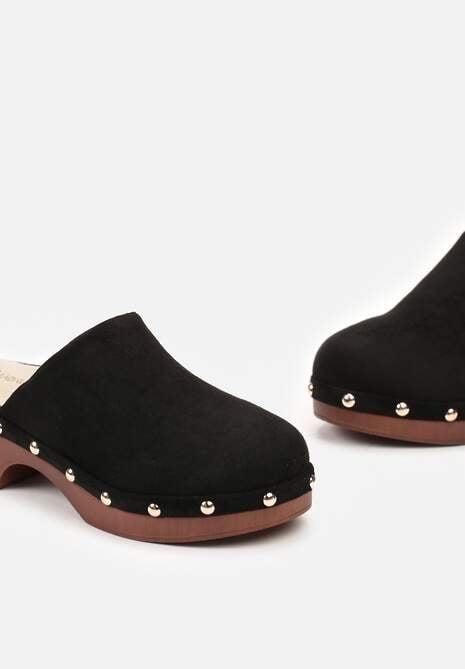 Czarne Klapki Typu Drewniaki z Nitami i Płaskim Obcasem Nerai